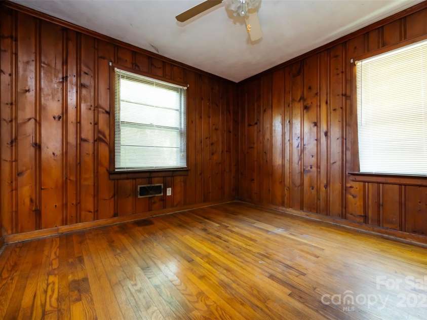 2001 Mcdonald Drive, Charlotte, NC 28216.  MLS# CAR4159315, YatesRealty ID 1762. 