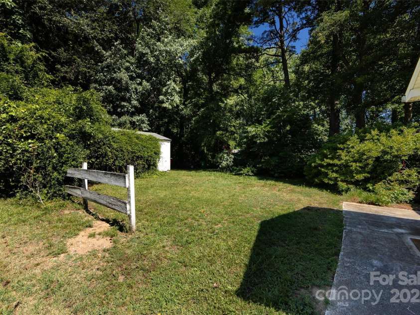 2001 Mcdonald Drive, Charlotte, NC 28216.  MLS# CAR4159315, YatesRealty ID 1762. 