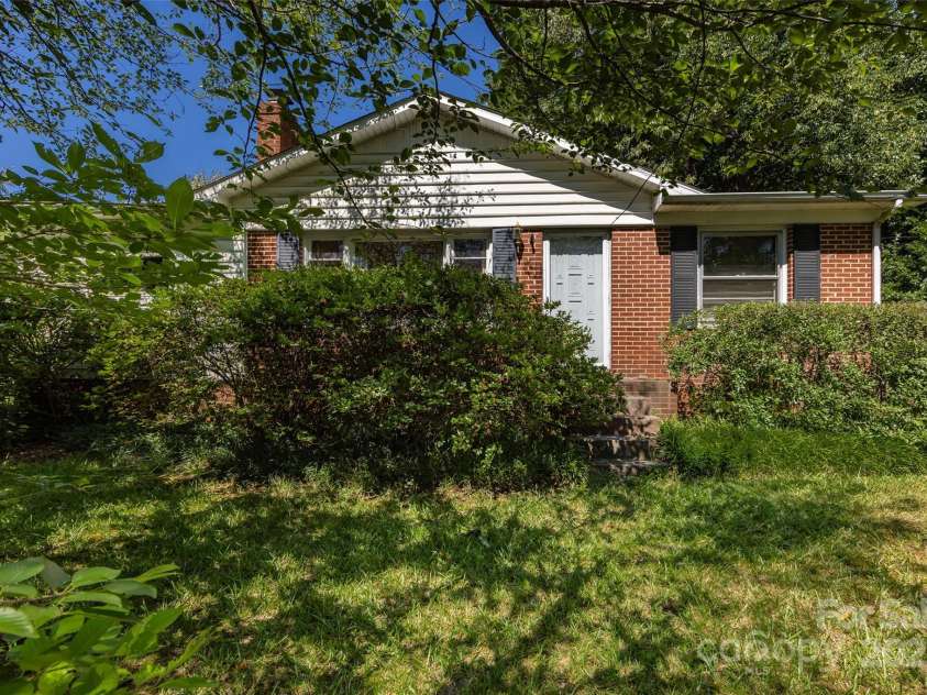 2001 Mcdonald Drive, Charlotte, NC 28216.  MLS# CAR4159315, YatesRealty ID 1762. 