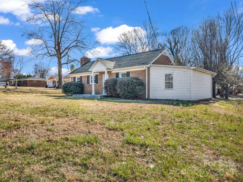 2100 Lincolnton Highway, Cherryville, NC 28021.  MLS# CAR4227118, YatesRealty ID 17624. 