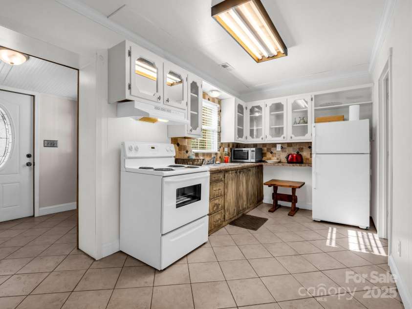 2100 Lincolnton Highway, Cherryville, NC 28021.  MLS# CAR4227118, YatesRealty ID 17624. Kitchen