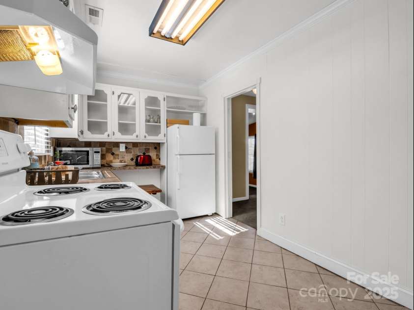 2100 Lincolnton Highway, Cherryville, NC 28021.  MLS# CAR4227118, YatesRealty ID 17624. Kitchen