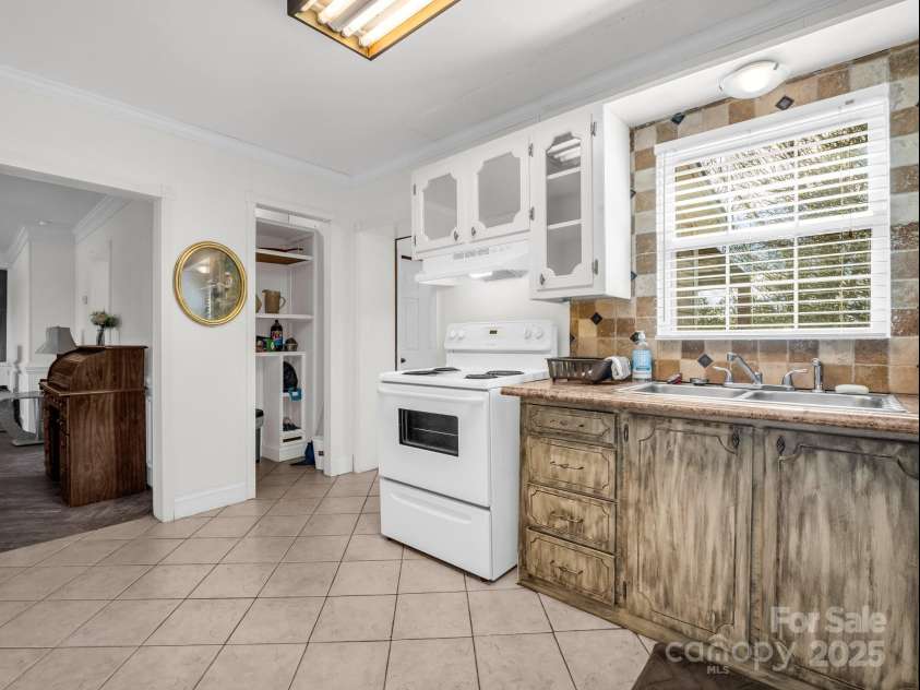 2100 Lincolnton Highway, Cherryville, NC 28021.  MLS# CAR4227118, YatesRealty ID 17624. Kitchen