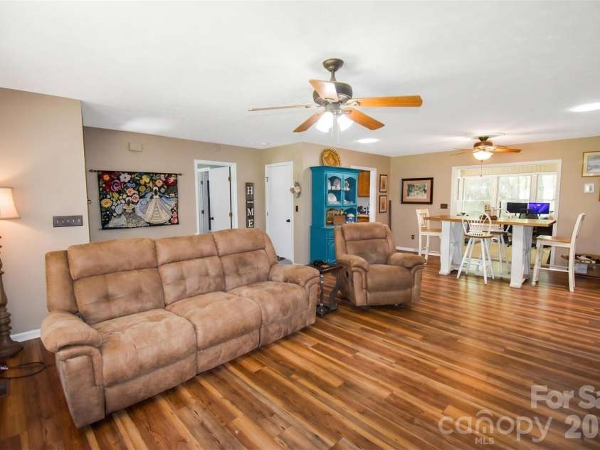 14 Willow Wood Trail, Hendersonville, NC 28739.  MLS# CAR4372709, YatesRealty ID 17625. 
