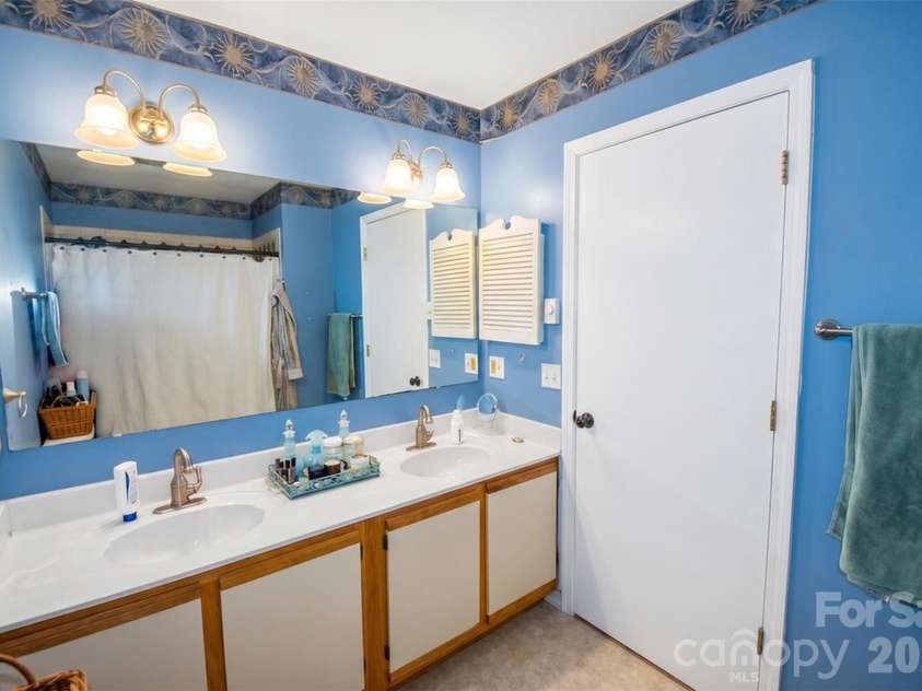 14 Willow Wood Trail, Hendersonville, NC 28739.  MLS# CAR4372709, YatesRealty ID 17625. 
