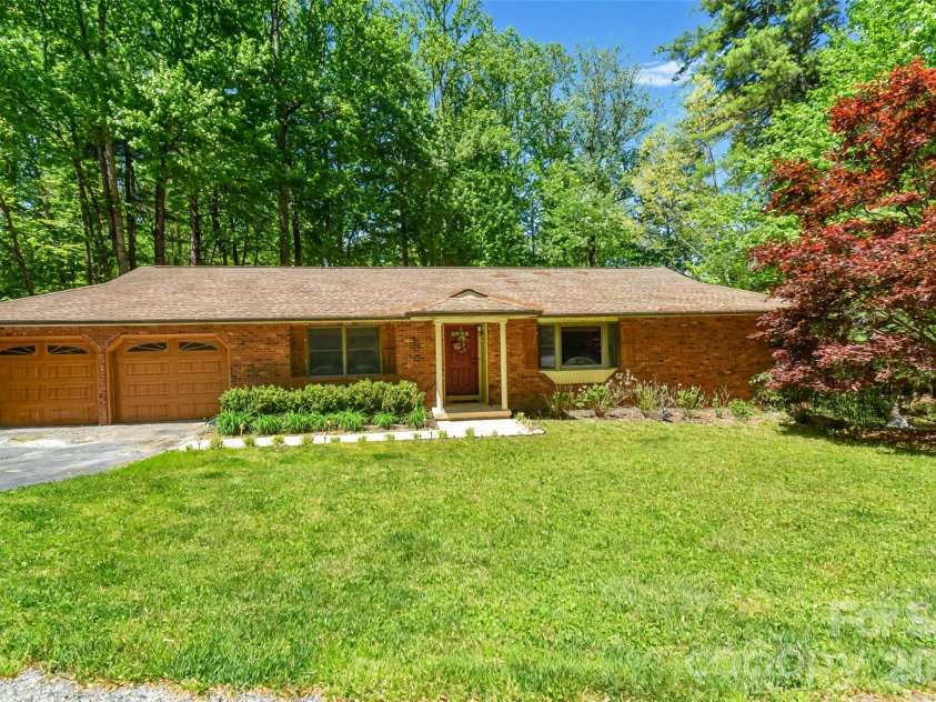 14 Willow Wood Trail, Hendersonville, NC 28739.  MLS# CAR4372709, YatesRealty ID 17625. 