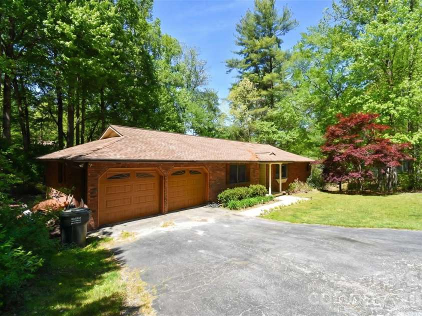 14 Willow Wood Trail, Hendersonville, NC 28739.  MLS# CAR4372709, YatesRealty ID 17625. 