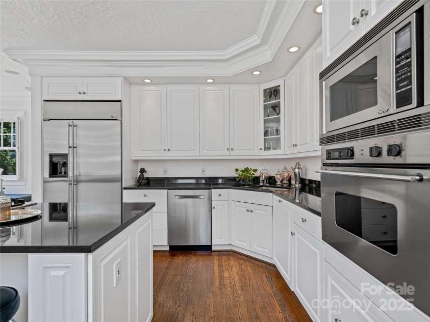 218 Kimberly Avenue, Asheville, NC 28804.  MLS# CAR4248384, YatesRealty ID 17626. 