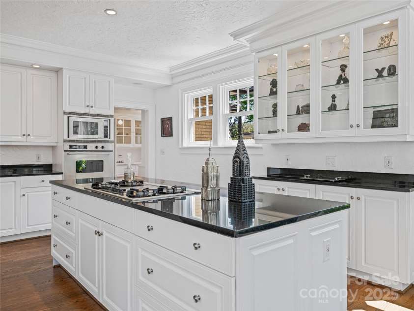 218 Kimberly Avenue, Asheville, NC 28804.  MLS# CAR4248384, YatesRealty ID 17626. 