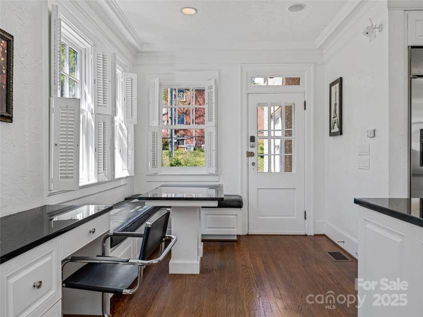 218 Kimberly Avenue, Asheville, NC 28804.  MLS# CAR4248384, YatesRealty ID 17626. 