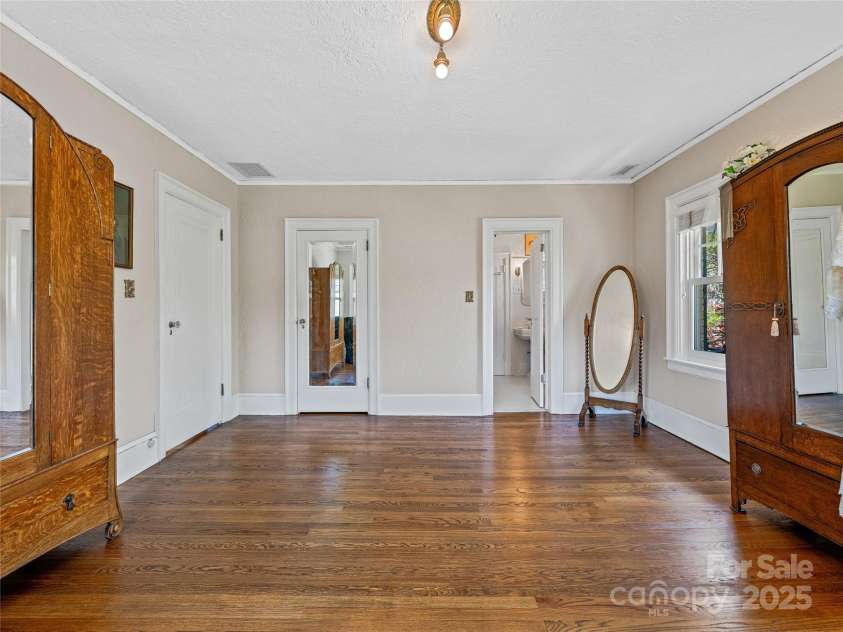 218 Kimberly Avenue, Asheville, NC 28804.  MLS# CAR4248384, YatesRealty ID 17626. 