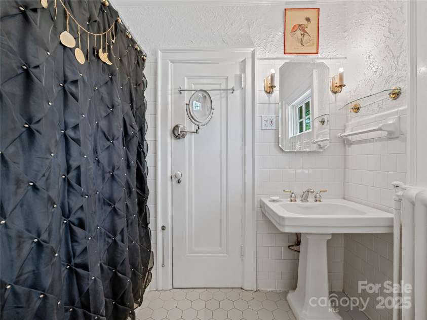 218 Kimberly Avenue, Asheville, NC 28804.  MLS# CAR4248384, YatesRealty ID 17626. 