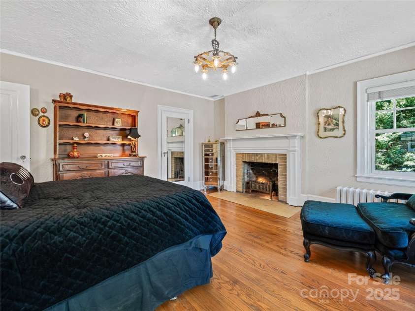 218 Kimberly Avenue, Asheville, NC 28804.  MLS# CAR4248384, YatesRealty ID 17626. 