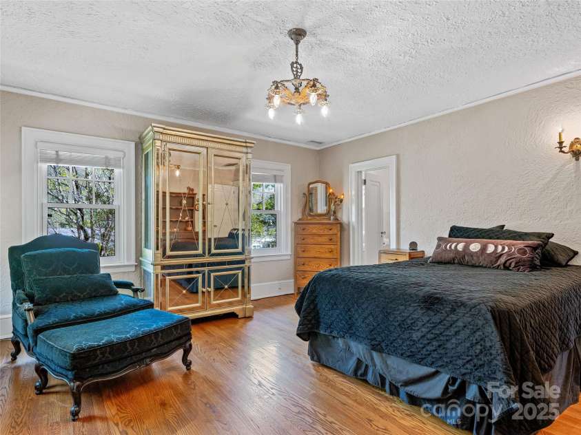 218 Kimberly Avenue, Asheville, NC 28804.  MLS# CAR4248384, YatesRealty ID 17626. 