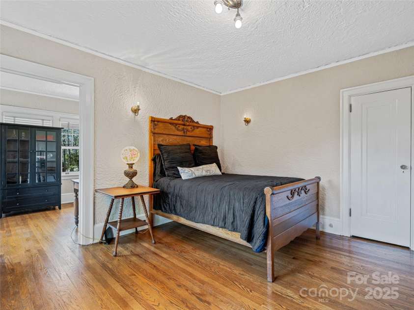 218 Kimberly Avenue, Asheville, NC 28804.  MLS# CAR4248384, YatesRealty ID 17626. 