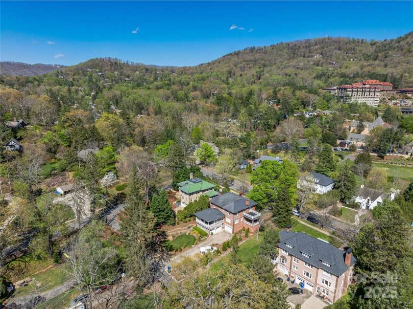 218 Kimberly Avenue, Asheville, NC 28804.  MLS# CAR4248384, YatesRealty ID 17626. 