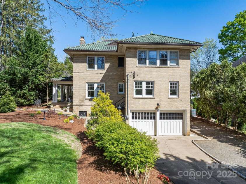 218 Kimberly Avenue, Asheville, NC 28804.  MLS# CAR4248384, YatesRealty ID 17626. 