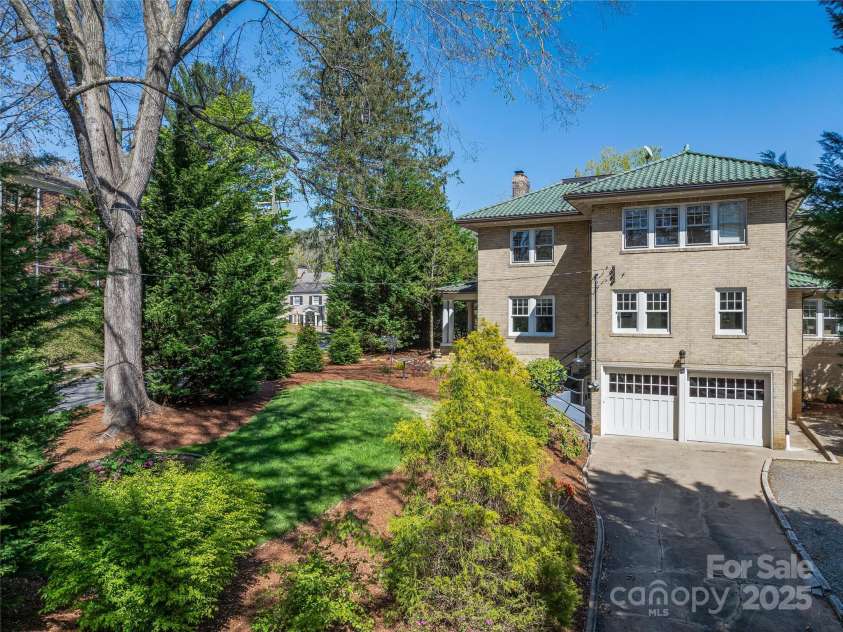 218 Kimberly Avenue, Asheville, NC 28804.  MLS# CAR4248384, YatesRealty ID 17626. 