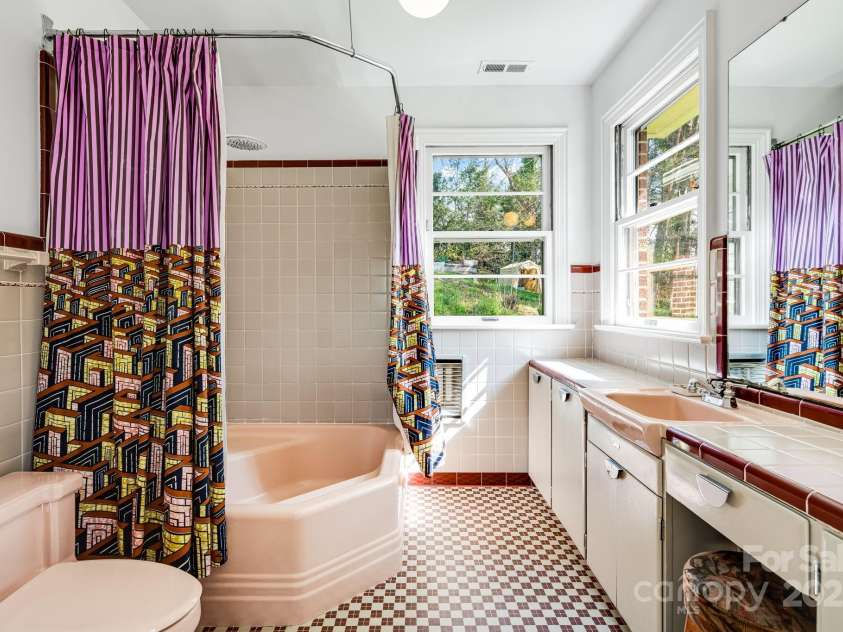 80 Sunset Drive, Marshall, NC 28753.  MLS# CAR4246500, YatesRealty ID 17627. 