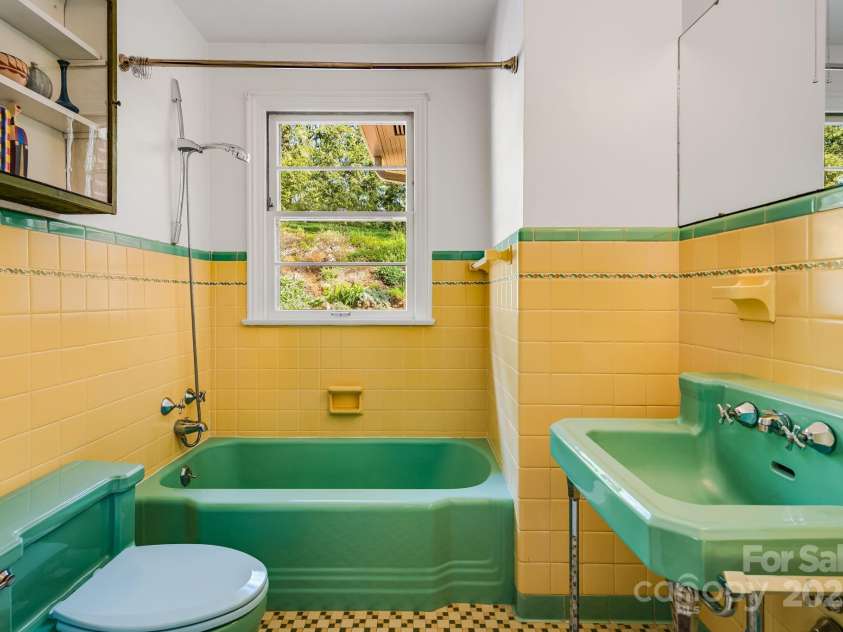 80 Sunset Drive, Marshall, NC 28753.  MLS# CAR4246500, YatesRealty ID 17627. 