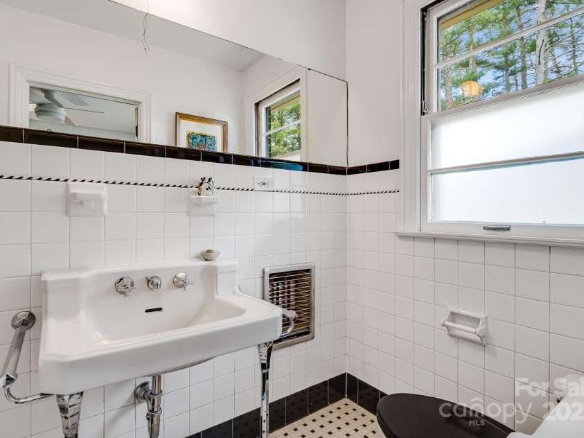 80 Sunset Drive, Marshall, NC 28753.  MLS# CAR4246500, YatesRealty ID 17627. 