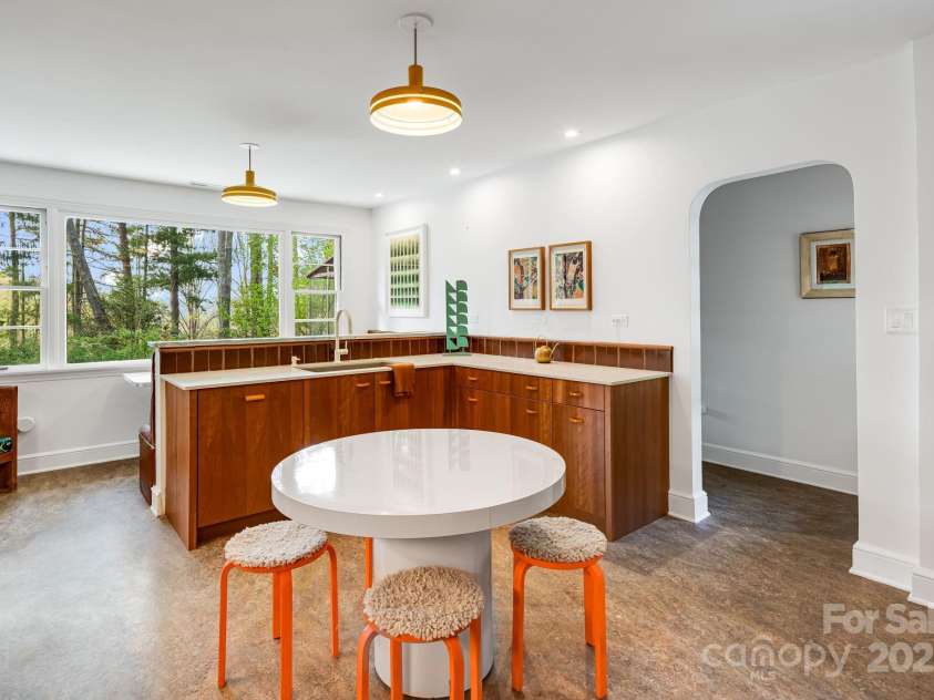 80 Sunset Drive, Marshall, NC 28753.  MLS# CAR4246500, YatesRealty ID 17627. Vinatge lightolier pendants