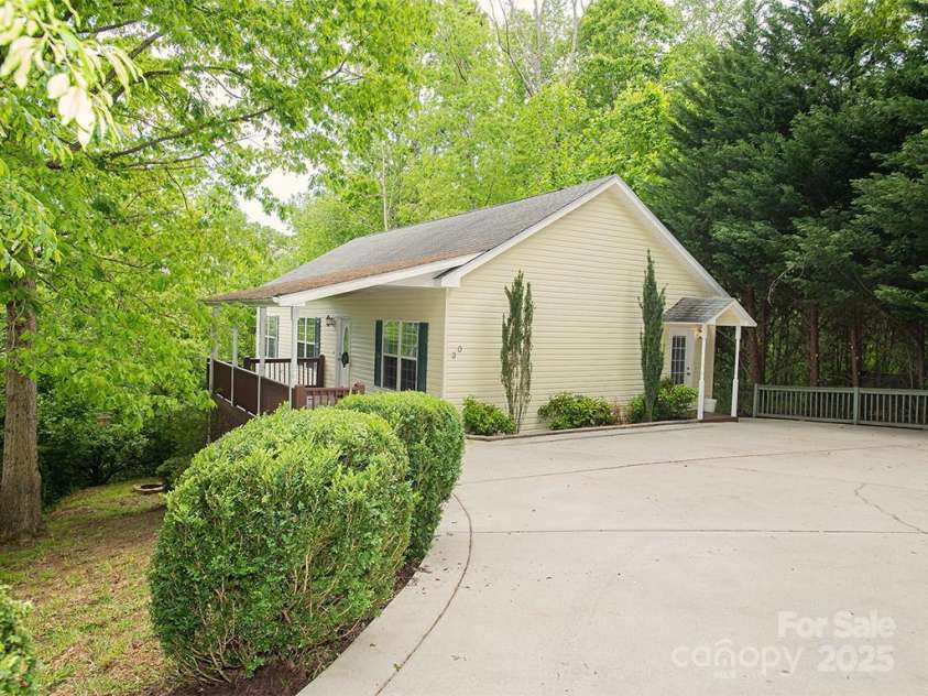 30 Forest Ridge Drive, Asheville, NC 28806.  MLS# CAR4252097, YatesRealty ID 17628. 