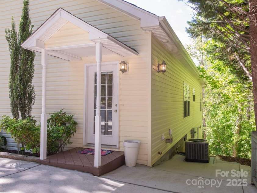 30 Forest Ridge Drive, Asheville, NC 28806.  MLS# CAR4252097, YatesRealty ID 17628. 