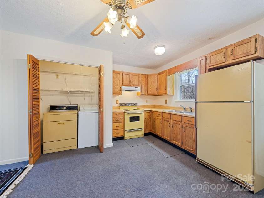 91 Jeter Road, Clyde, NC 28721.  MLS# CAR4239797, YatesRealty ID 17630. 