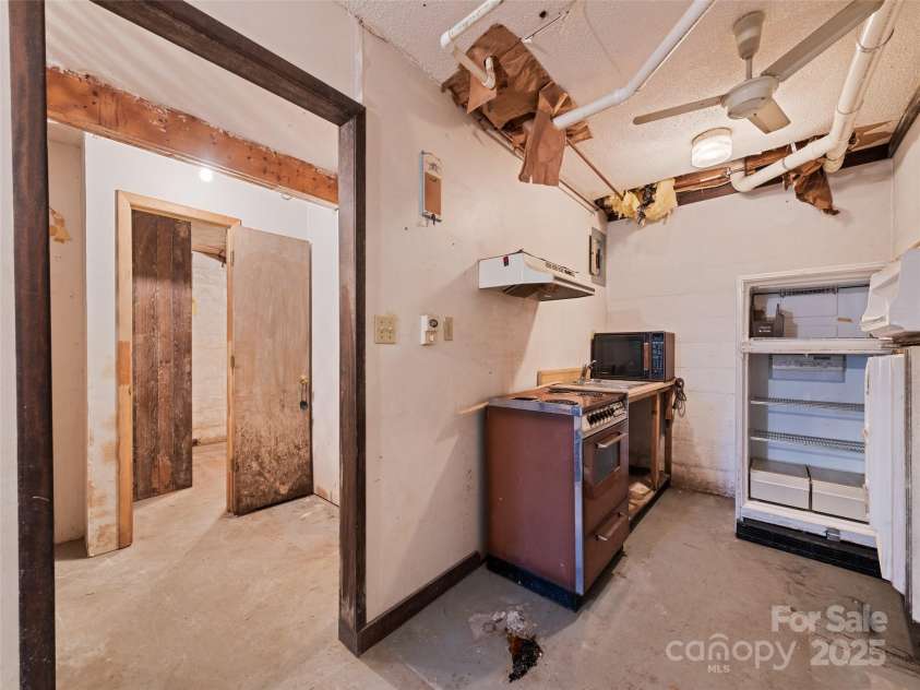 91 Jeter Road, Clyde, NC 28721.  MLS# CAR4239797, YatesRealty ID 17630. 