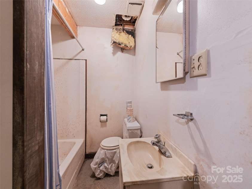 91 Jeter Road, Clyde, NC 28721.  MLS# CAR4239797, YatesRealty ID 17630. 