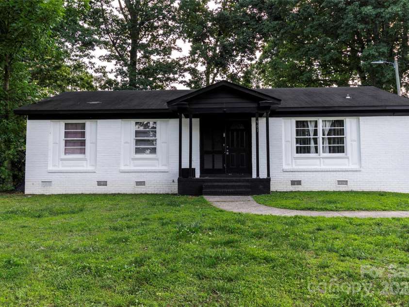 901 Echo Glen Road, Charlotte, NC 28213.  MLS# CAR4265124, YatesRealty ID 17631. 