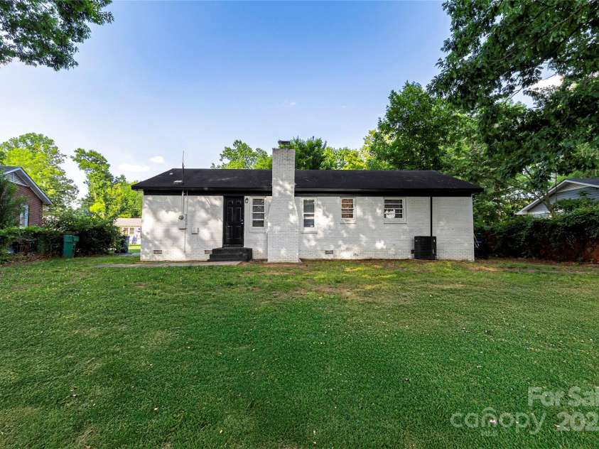 901 Echo Glen Road, Charlotte, NC 28213.  MLS# CAR4265124, YatesRealty ID 17631. 