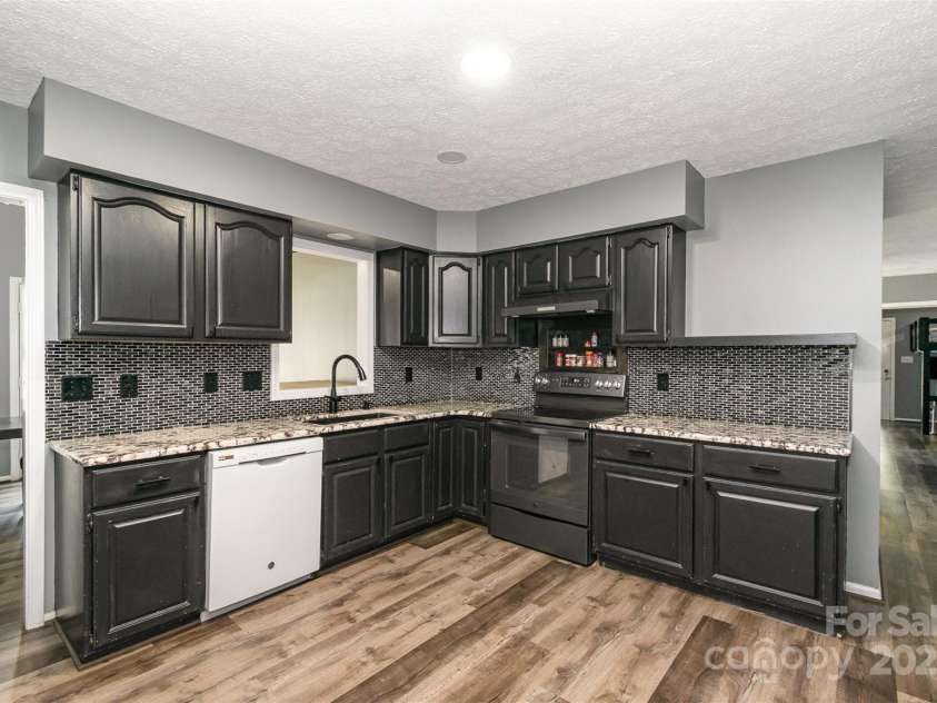 131 Scotland Drive, Mooresville, NC 28115.  MLS# CAR4254939, YatesRealty ID 17636. Check out this kitchen!