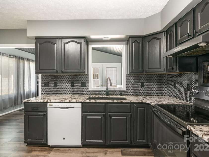 131 Scotland Drive, Mooresville, NC 28115.  MLS# CAR4254939, YatesRealty ID 17636. Classic kitchen design.