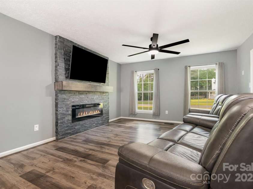 131 Scotland Drive, Mooresville, NC 28115.  MLS# CAR4254939, YatesRealty ID 17636. Family room