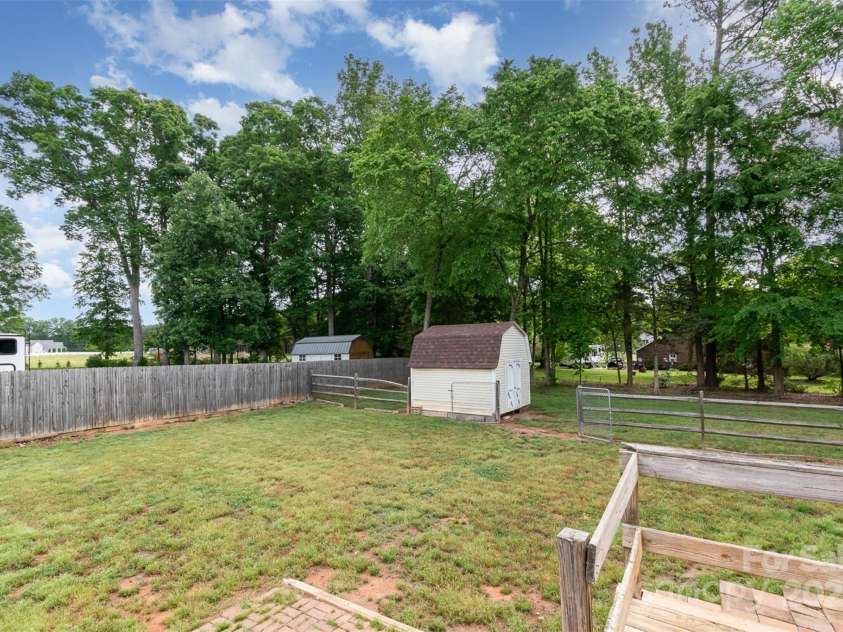 131 Scotland Drive, Mooresville, NC 28115.  MLS# CAR4254939, YatesRealty ID 17636. Large side yard with storage building