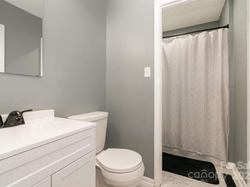 131 Scotland Drive, Mooresville, NC 28115.  MLS# CAR4254939, YatesRealty ID 17636. Main level bathroom
