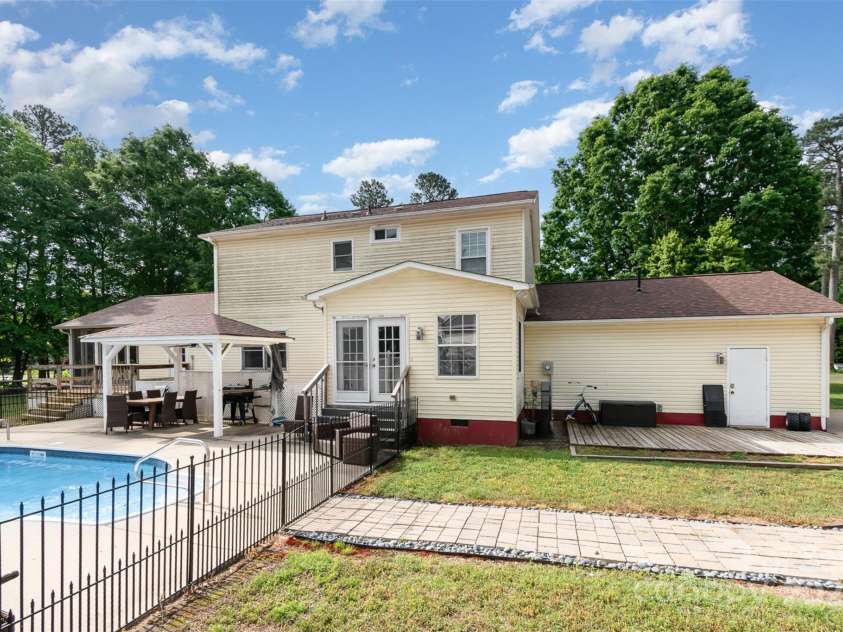 131 Scotland Drive, Mooresville, NC 28115.  MLS# CAR4254939, YatesRealty ID 17636. Pool
