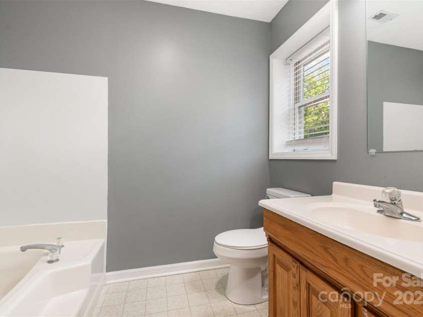 131 Scotland Drive, Mooresville, NC 28115.  MLS# CAR4254939, YatesRealty ID 17636. Primary Bathroom with garden tub