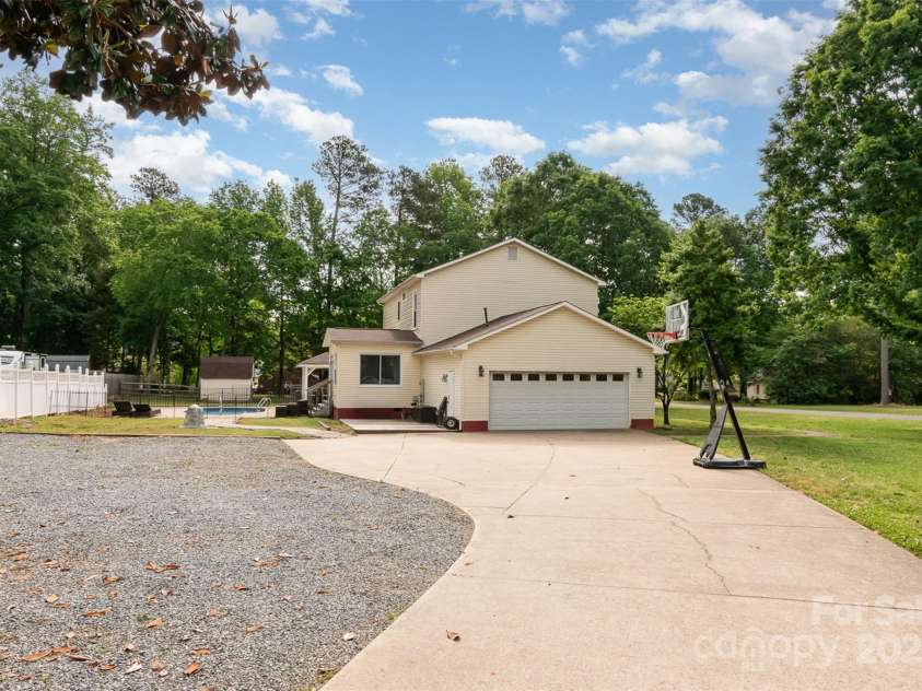 131 Scotland Drive, Mooresville, NC 28115.  MLS# CAR4254939, YatesRealty ID 17636. Spacious Driveway with plenty of parking spaces. Side entry garage