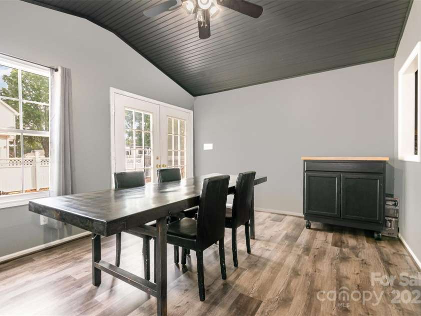 131 Scotland Drive, Mooresville, NC 28115.  MLS# CAR4254939, YatesRealty ID 17636. Sunroom off of kitchen overlooking pool