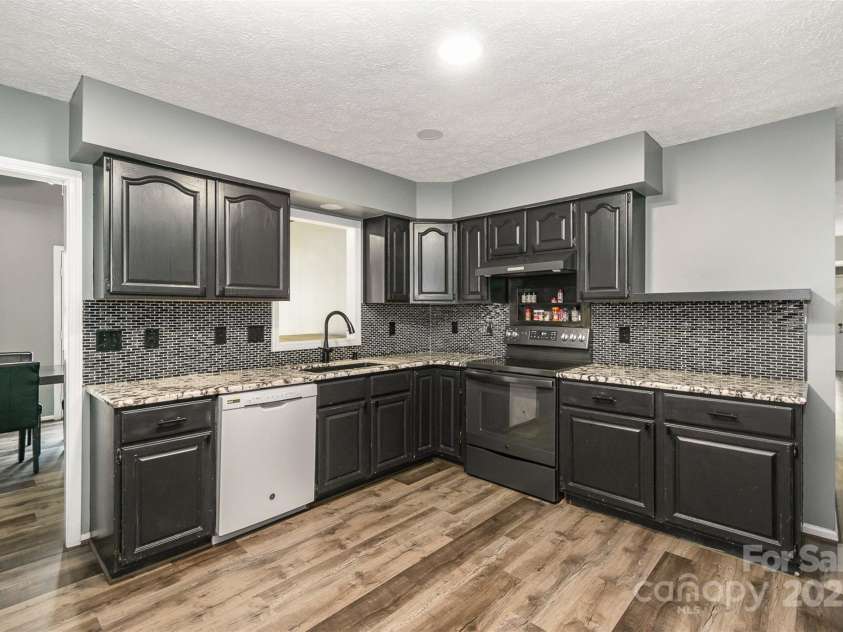 131 Scotland Drive, Mooresville, NC 28115.  MLS# CAR4254939, YatesRealty ID 17636. Updated appliances, flooring, countertops with granite.