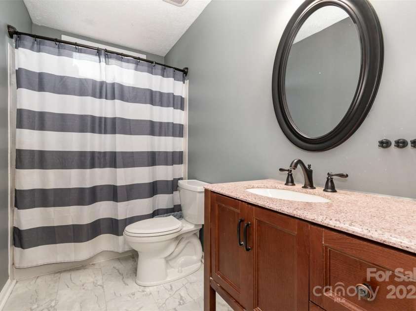 131 Scotland Drive, Mooresville, NC 28115.  MLS# CAR4254939, YatesRealty ID 17636. Upstairs Bathroom