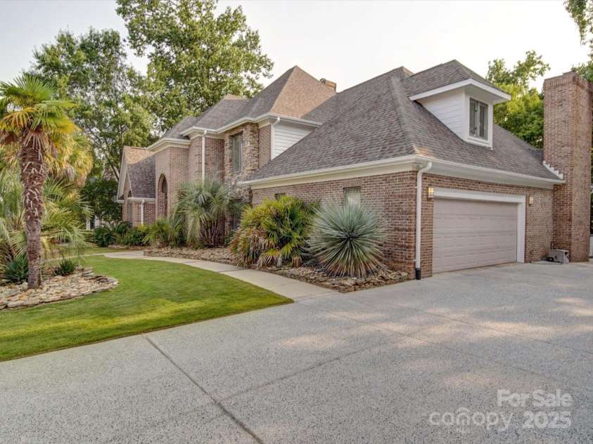 15708 Eagleview Drive, Charlotte, NC 28278.  MLS# CAR4267161, YatesRealty ID 17638. 