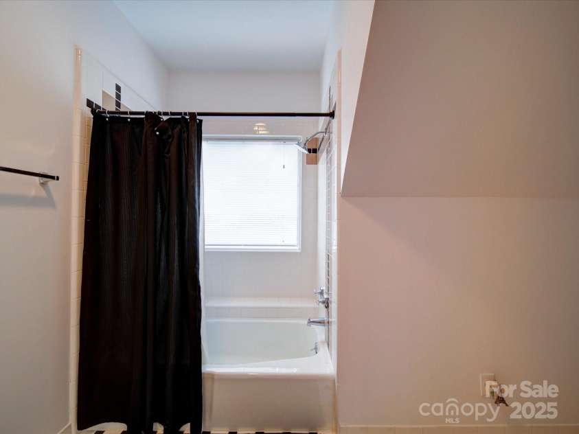 15708 Eagleview Drive, Charlotte, NC 28278.  MLS# CAR4267161, YatesRealty ID 17638. 