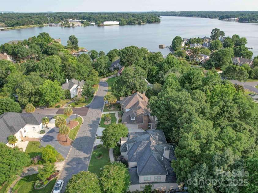 15708 Eagleview Drive, Charlotte, NC 28278.  MLS# CAR4267161, YatesRealty ID 17638. 