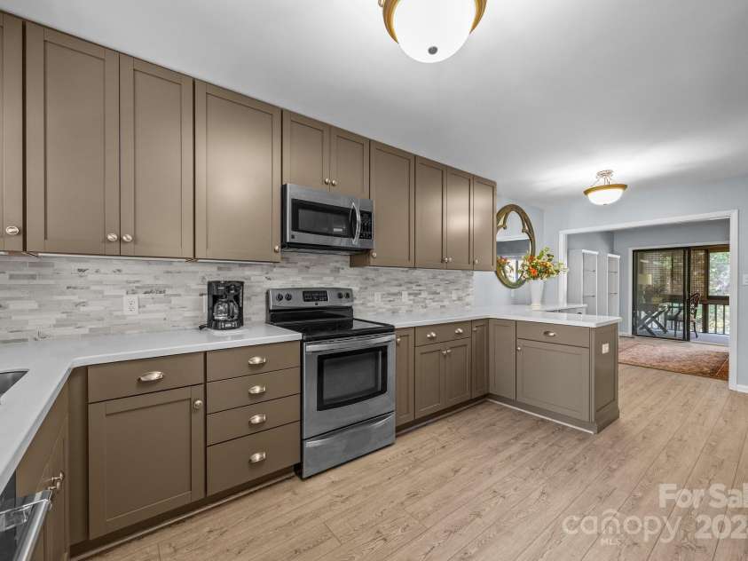 464 Crowfields Drive, Asheville, NC 28803.  MLS# CAR4192949, YatesRealty ID 1764. 