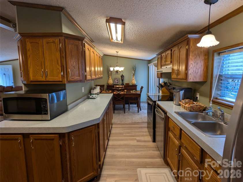 6846 Potter Road, Matthews, NC 28104.  MLS# CAR4349179, YatesRealty ID 17640. 