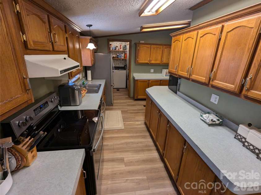 6846 Potter Road, Matthews, NC 28104.  MLS# CAR4349179, YatesRealty ID 17640. 